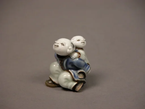 染付子運び唐子形根付|Child Carrying an Infant Netsuke