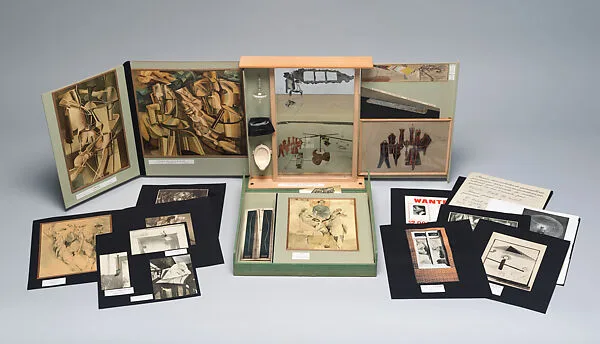 Boîte-en-valise (De ou par Marcel Duchamp ou Rrose Sélavy) — Marcel Duchamp