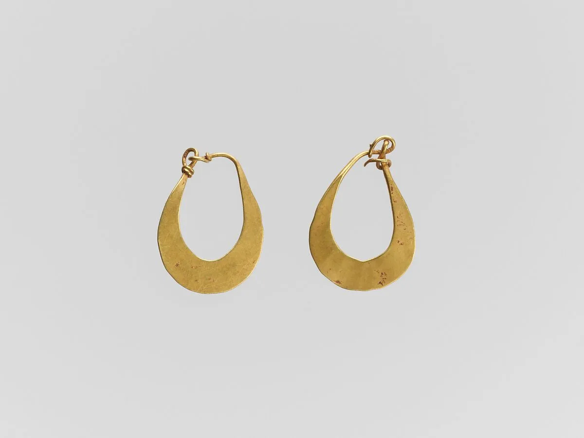 Gold crescent-shaped earring — Unknown
