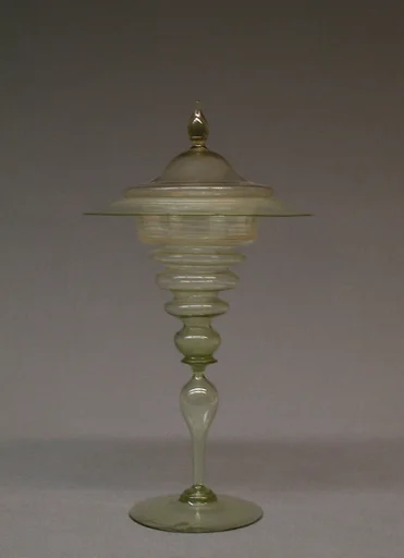 Standing cup with cover