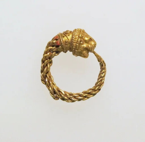 Earring with head of lion
