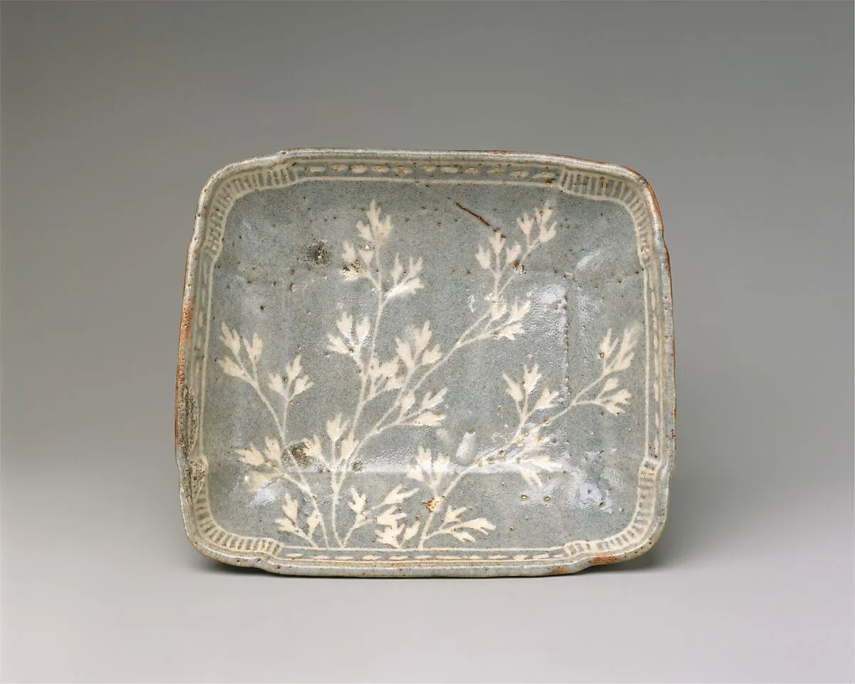鼠志野草花文額皿|Dish with Grasses — Unknown