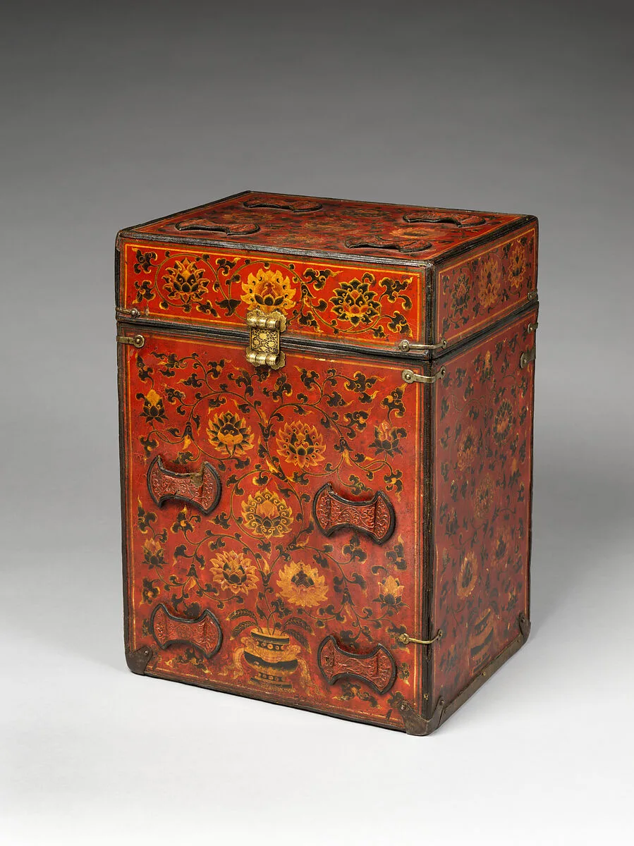 明早期 彩漆描金纏枝蓮紋皮箱|Traveling box with lotus scrolls — Unknown