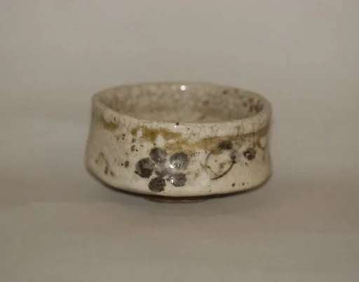 다완   조선|茶碗   朝鮮|Tea bowl decorated with chrysanthemums and wavy lines
