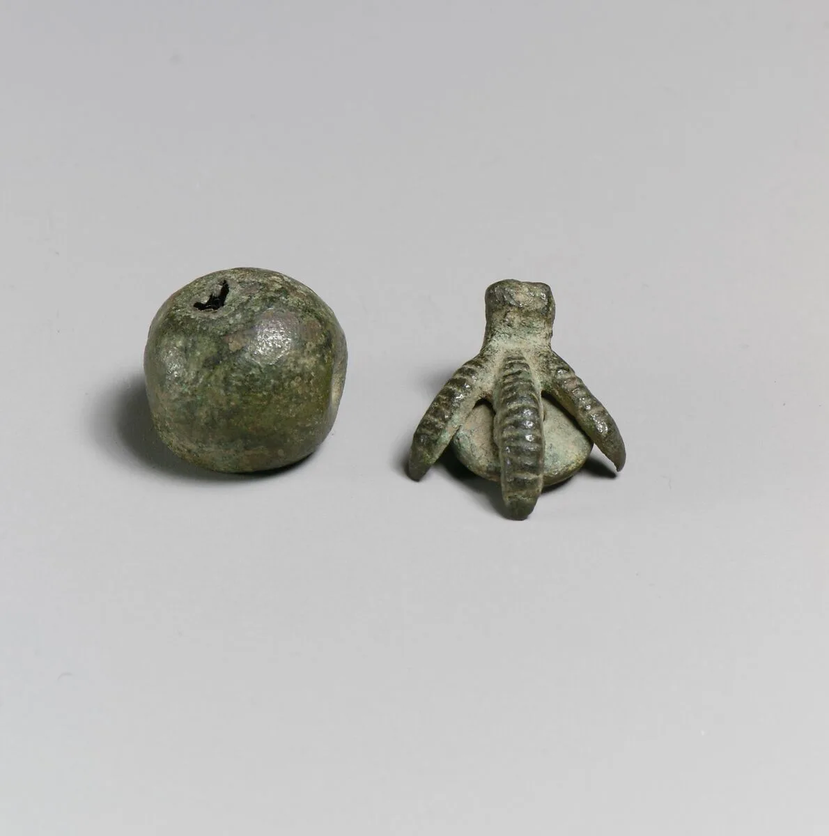 Vase, covered with bird's claw — Unknown
