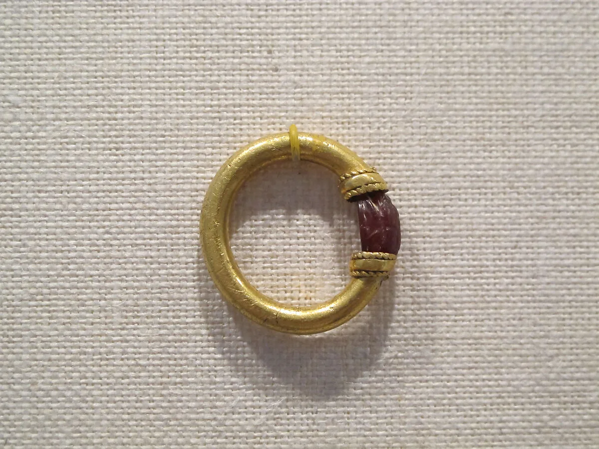 Gold swivel ring with carnelian scarab — Unknown
