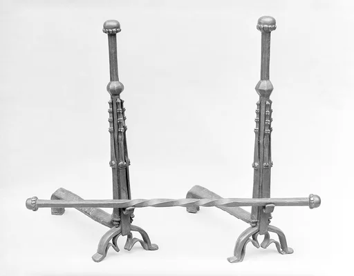 Pair of andirons with cross bar