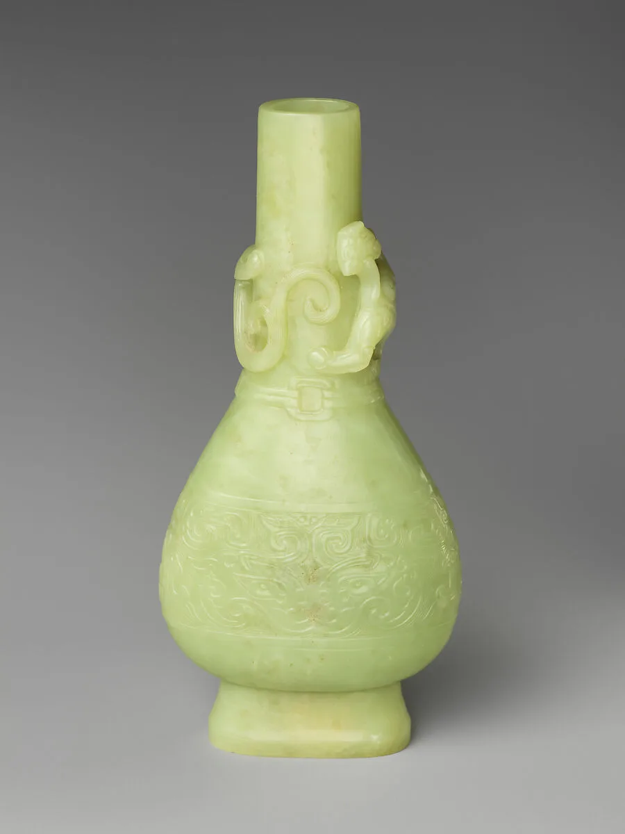 清乾隆 玉雕蟠螭瓶|Vase circled with a chi dragon — Unknown