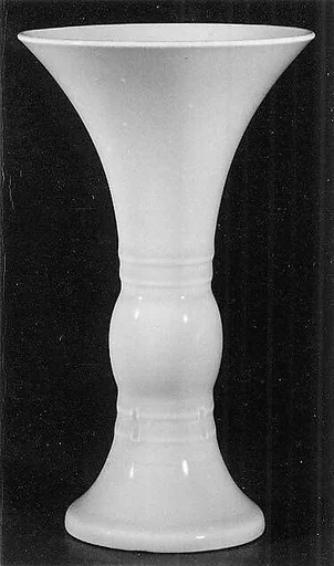二十世紀初  景德鎮窯粉青釉“靜遠堂制”花觚|Vase in the shape of an ancient ritual beaker (gu)