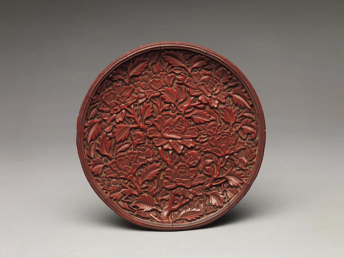 明早期 雕漆剔紅牡丹蓮花盤|Pair of dishes with peonies and lotuses — Unknown