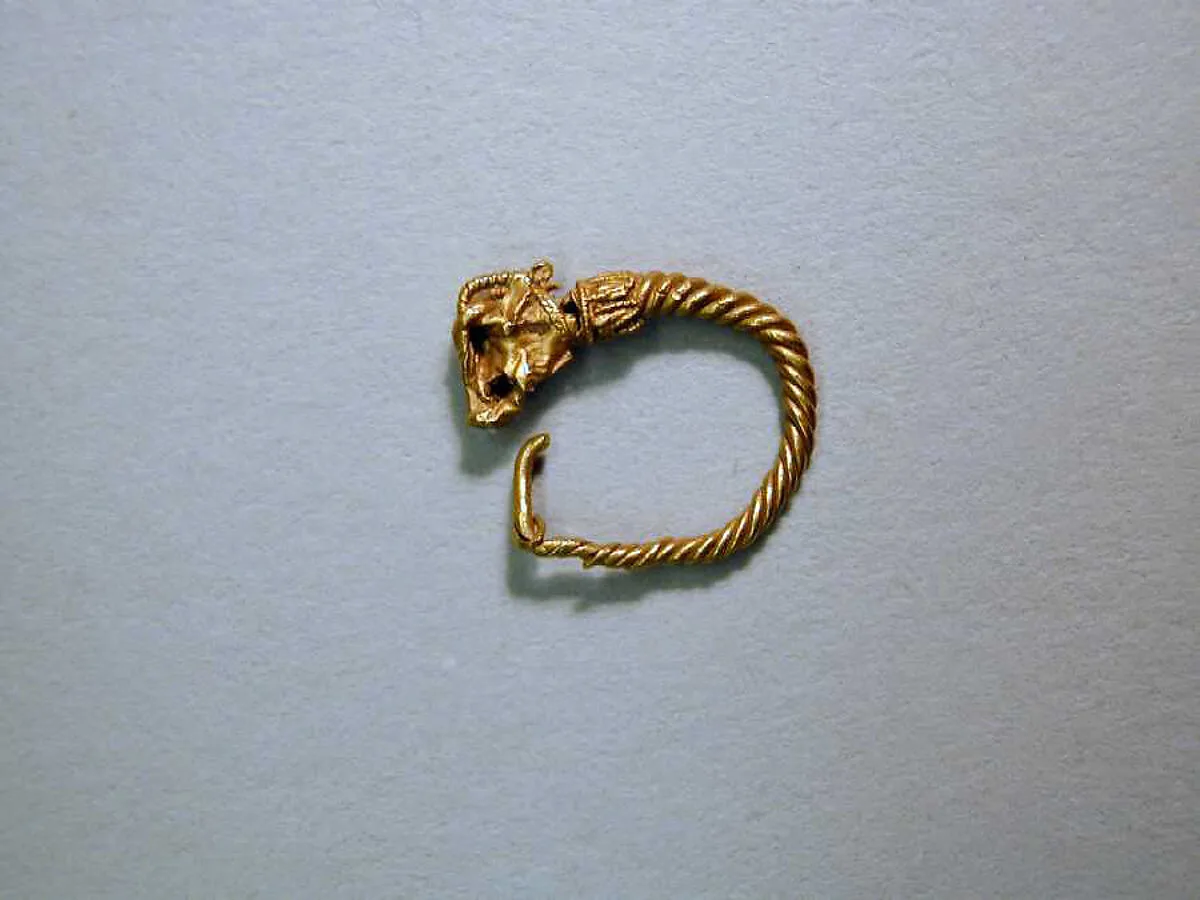 Gold earring with head of an antelope — Unknown
