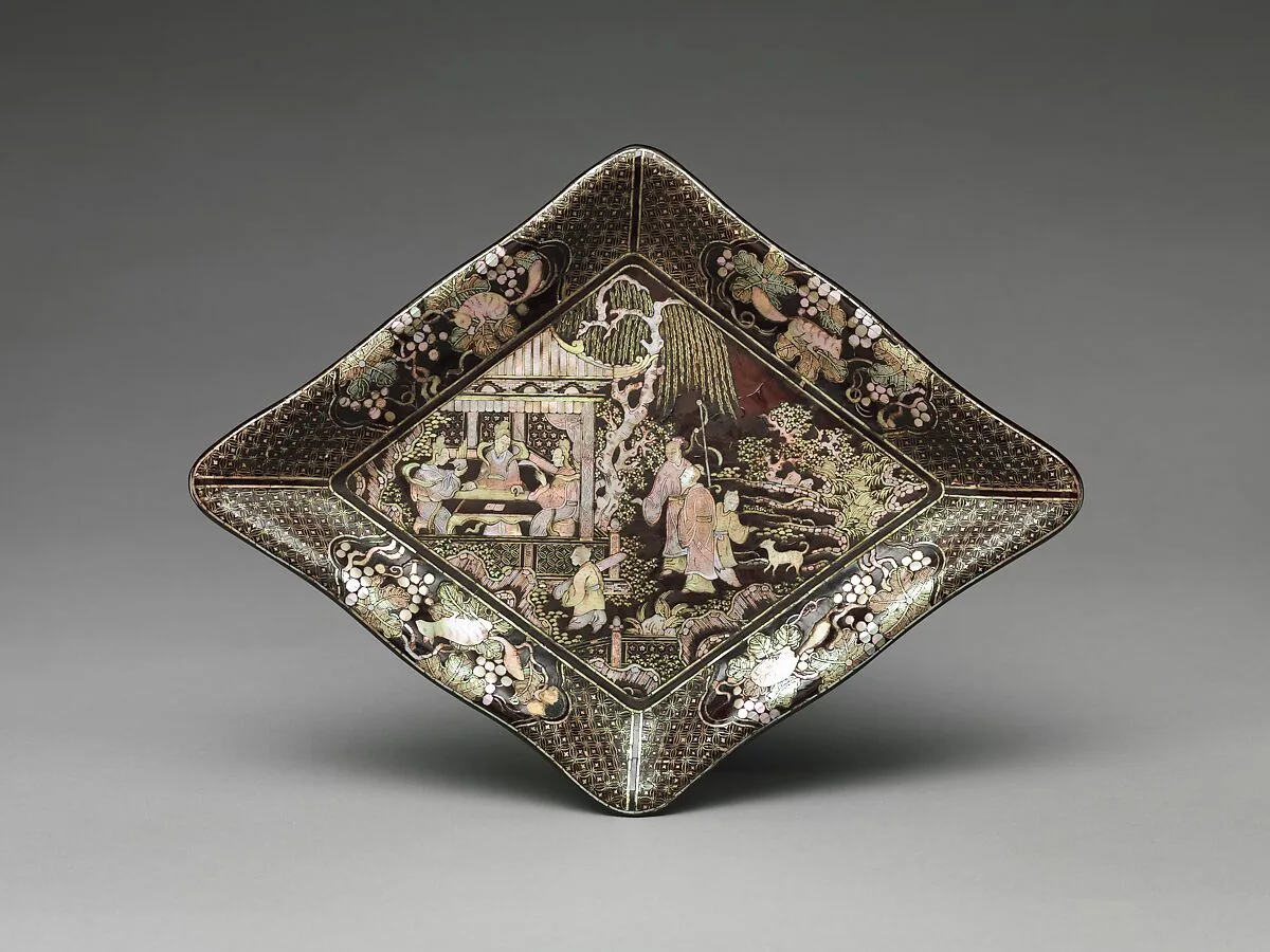 明晚期 黑漆嵌螺鈿遊園賞樂圖菱形盤|Lozenge-Shaped Dish with Garden Scene — Unknown
