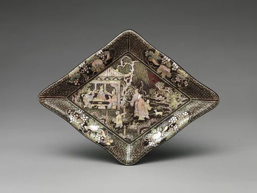 明晚期 黑漆嵌螺鈿遊園賞樂圖菱形盤|Lozenge-Shaped Dish with Garden Scene
