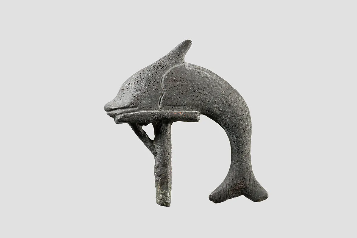 Schilbe fish, sacred to Hatmehyt, on standard — Unknown