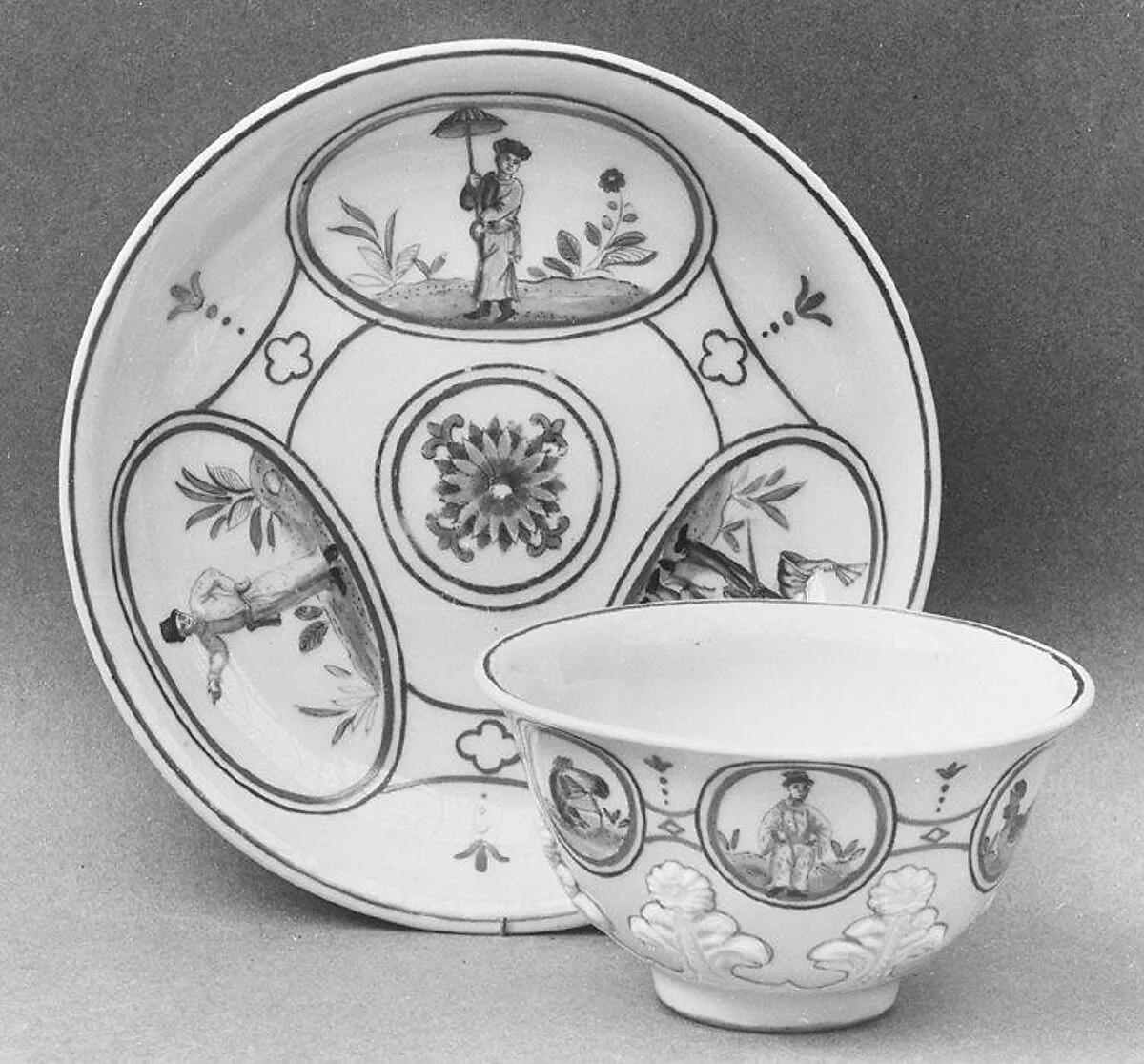 Cup and saucer — Vienna|Claudius Innocentius Du Paquier period