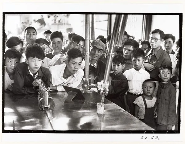 Industrial exposition: mechanical hand for handling radioactive objects, Peking — Henri Cartier-Bresson