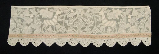 Bed curtain border