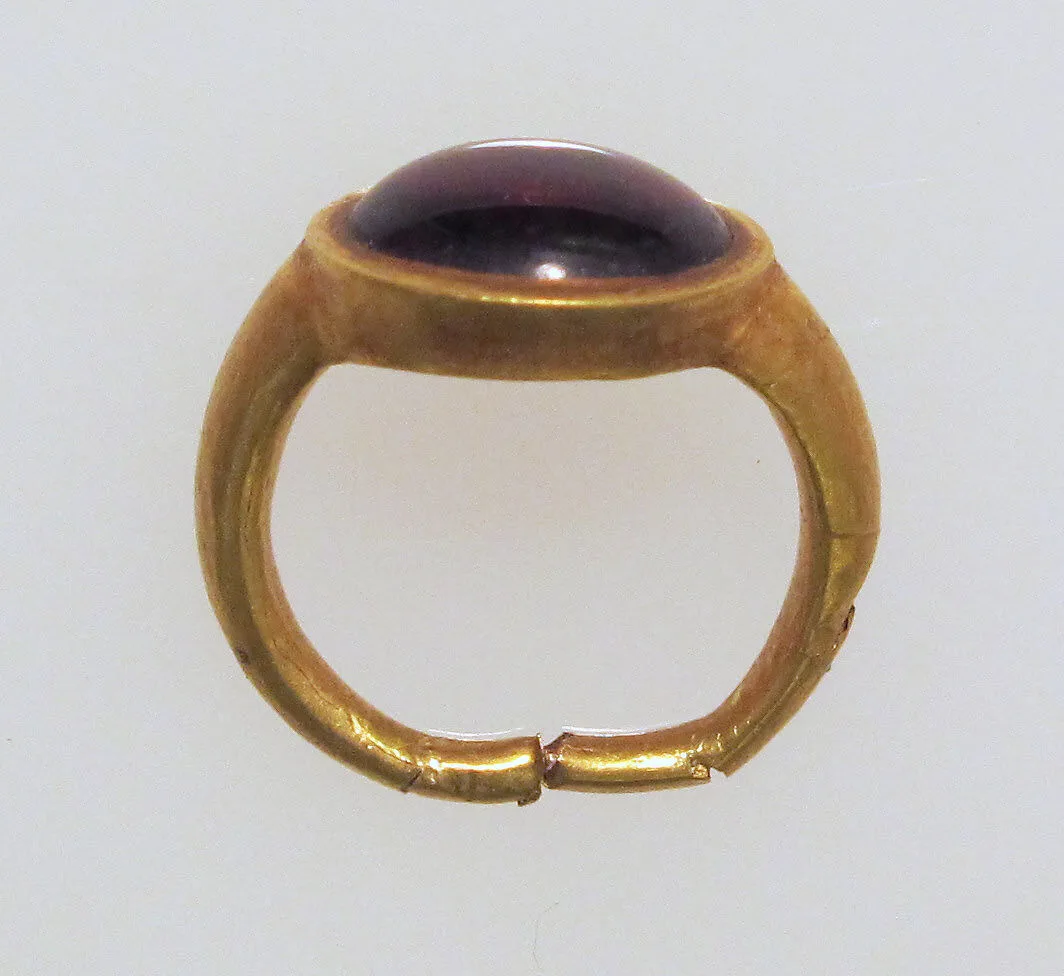 Ring with garnet — Unknown