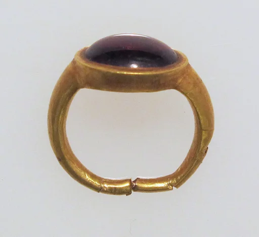Ring with garnet