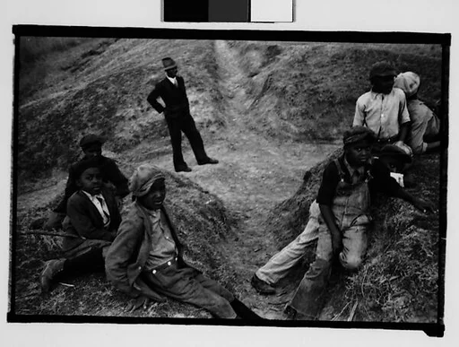 [Children on Levee, New Orleans Vicinity, Louisiana]