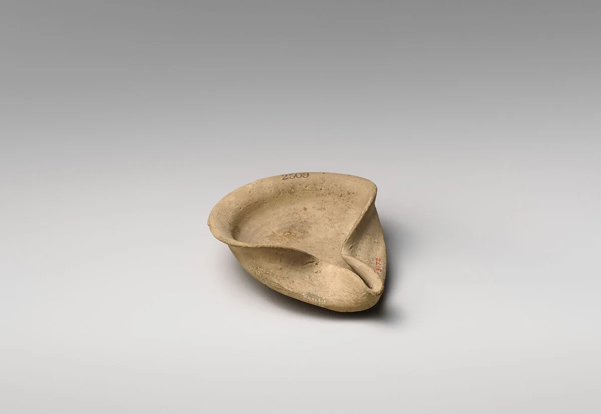 Terracotta saucer-shaped lamp — Unknown
