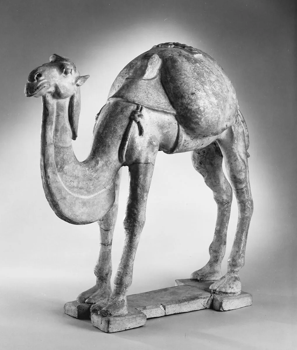隋至唐 陶駱駝俑|Camel with saddle bags — Unknown