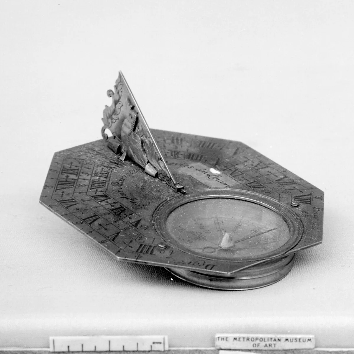 Portable horizontal sundial — Claude Langlois