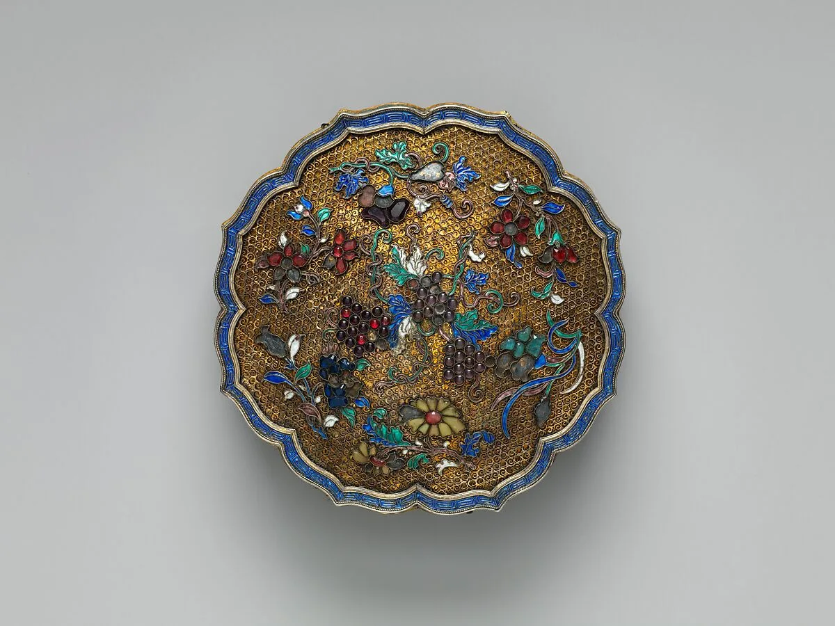 清中期 銀累絲燒藍嵌寶菱花盒|Box in the shape of a flower — Unknown