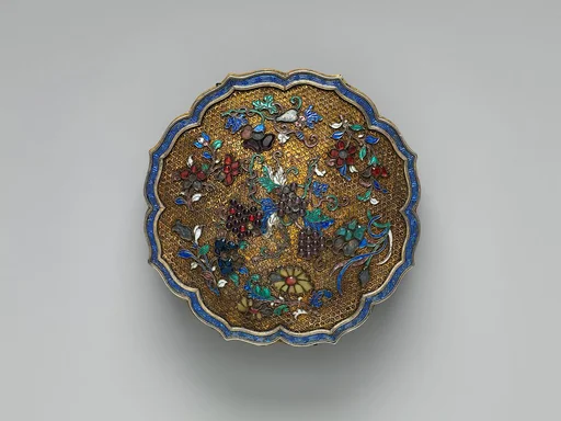 清中期 銀累絲燒藍嵌寶菱花盒|Box in the shape of a flower