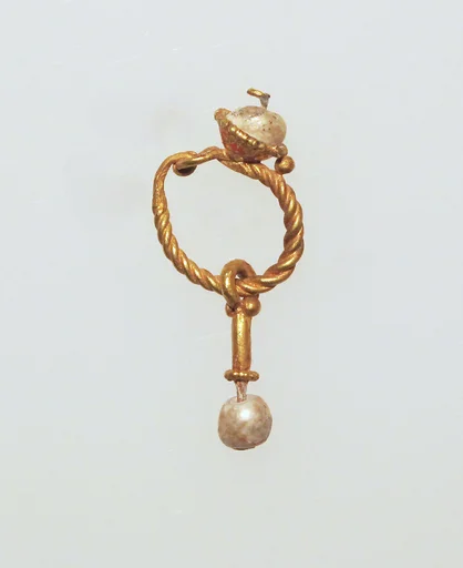 Gold earring with pearl pendant