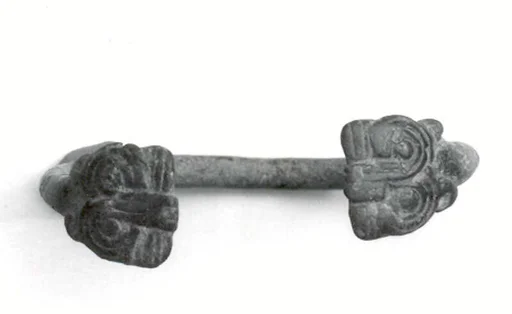 Bracelet with lion mask terminals