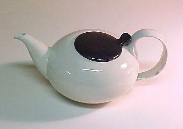 "Town & Country" Teapot — Eva Zeisel|Red Wing Pottery