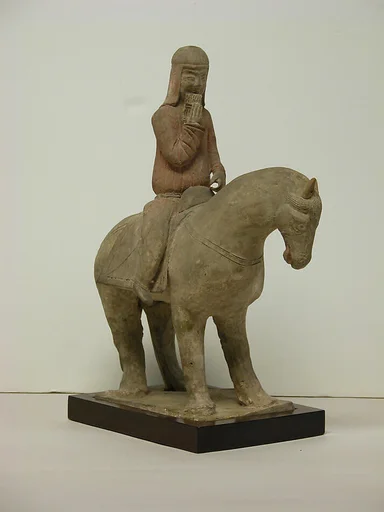 北魏 彩繪陶鼓吹樂手俑|Mounted musician (one of two)