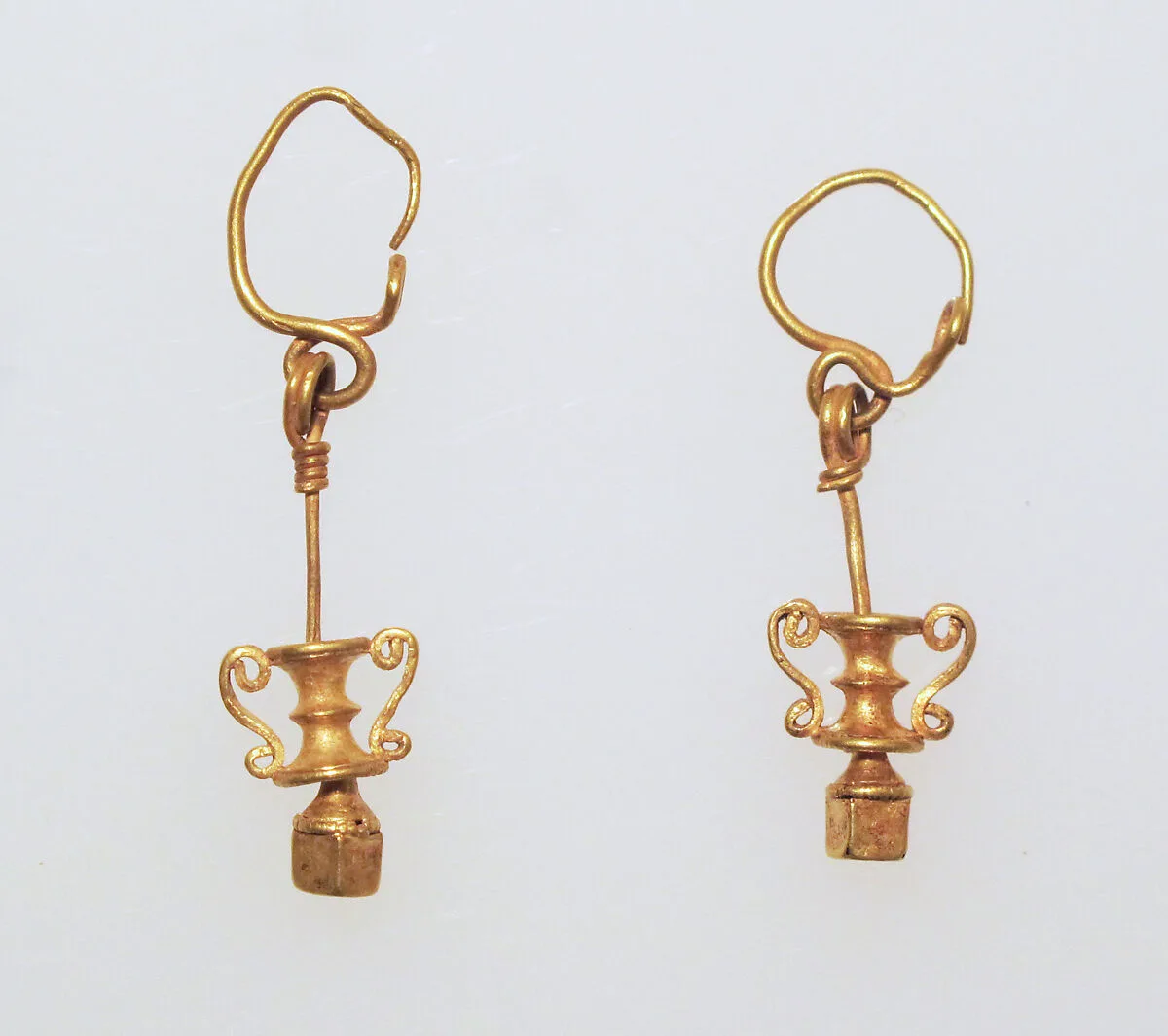 Earring with pendant — Unknown