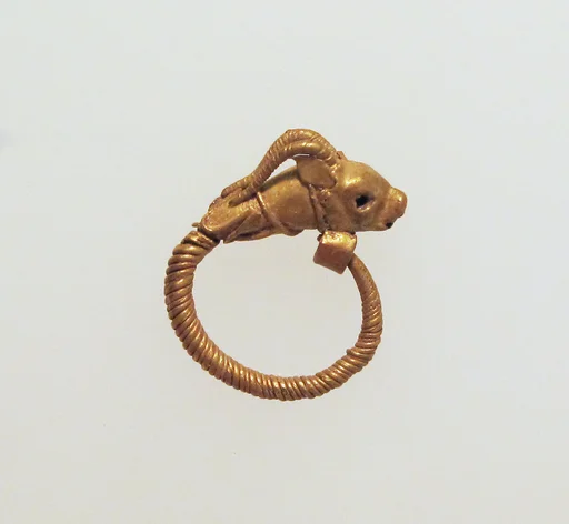 Gold earring with head of an antelope