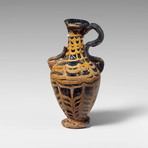 Glass amphoriskos (perfume bottle)