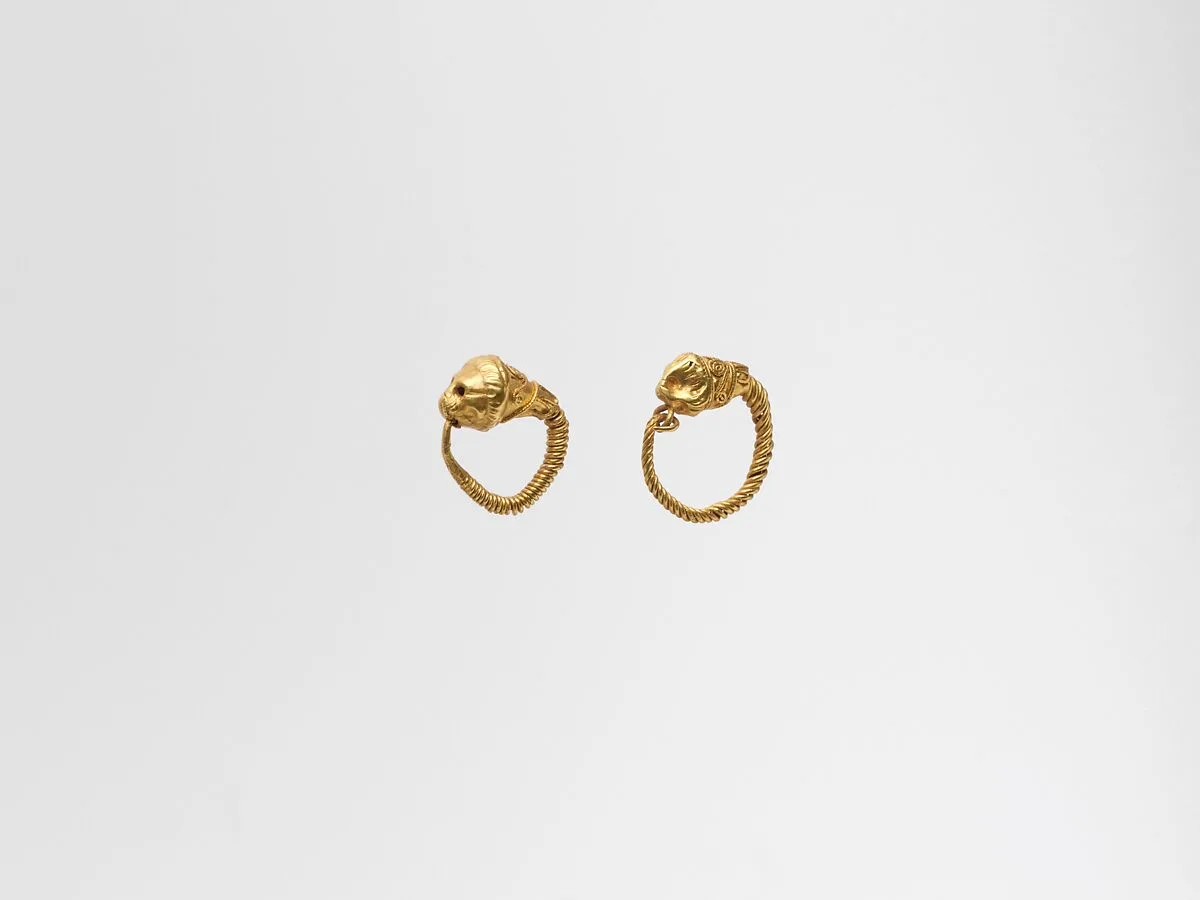 Gold earring with head of a lion — Unknown