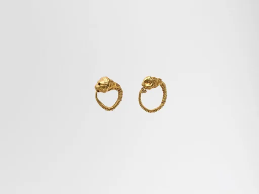 Gold earring with head of a lion
