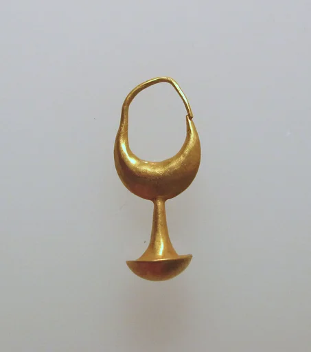 Earring with nail head pendant, 12