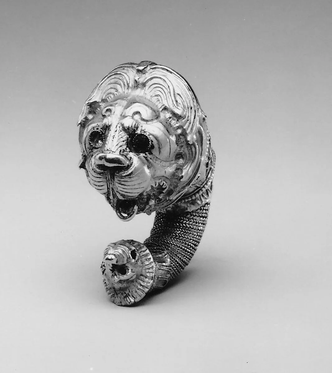 Gold double lion's head earring — Unknown