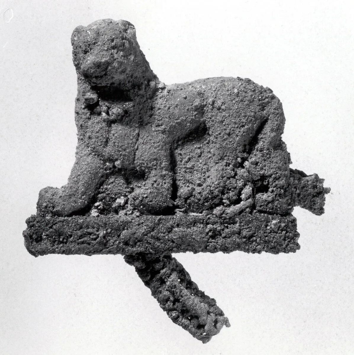 Pendant in the shape of a striding lion — Unknown
