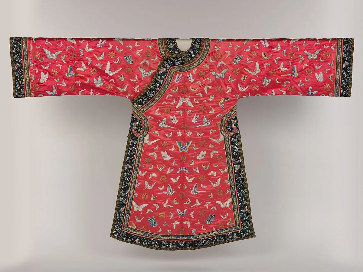 清晚期 刺繡百蝶紋氅衣|Woman’s robe with butterflies — Unknown