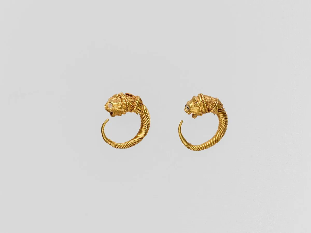 Gold earring with head of a lion — Unknown