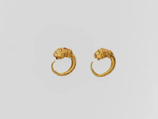 Gold earring with head of a lion