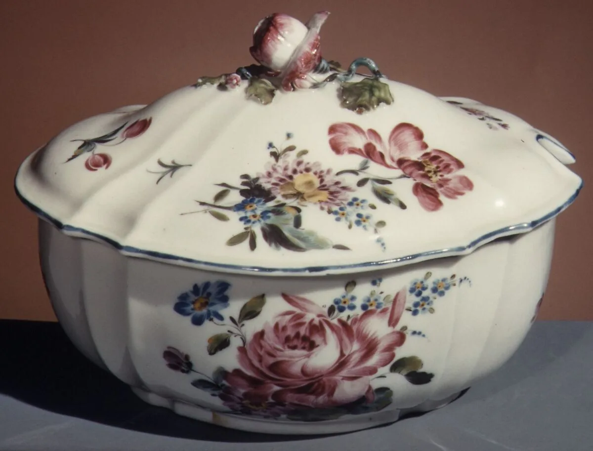 Sugar bowl with cover — Mennecy