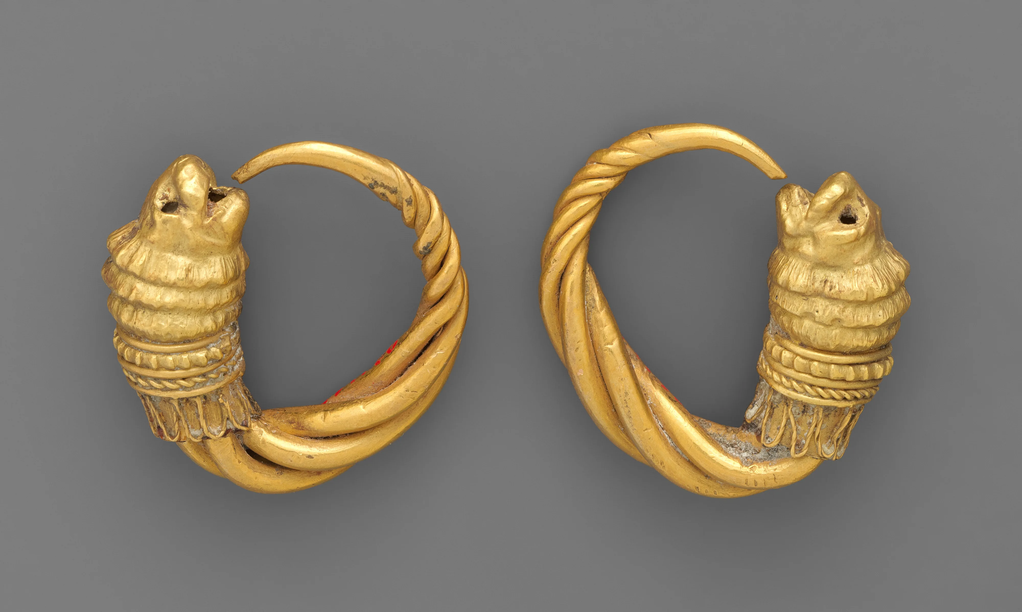 Earring with head of lions — Unknown