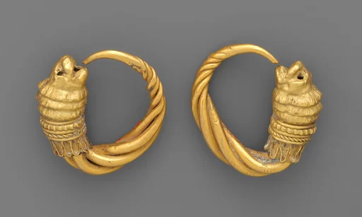Earring with head of lions