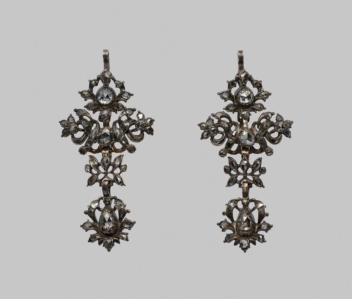Pair of earrings — Unknown