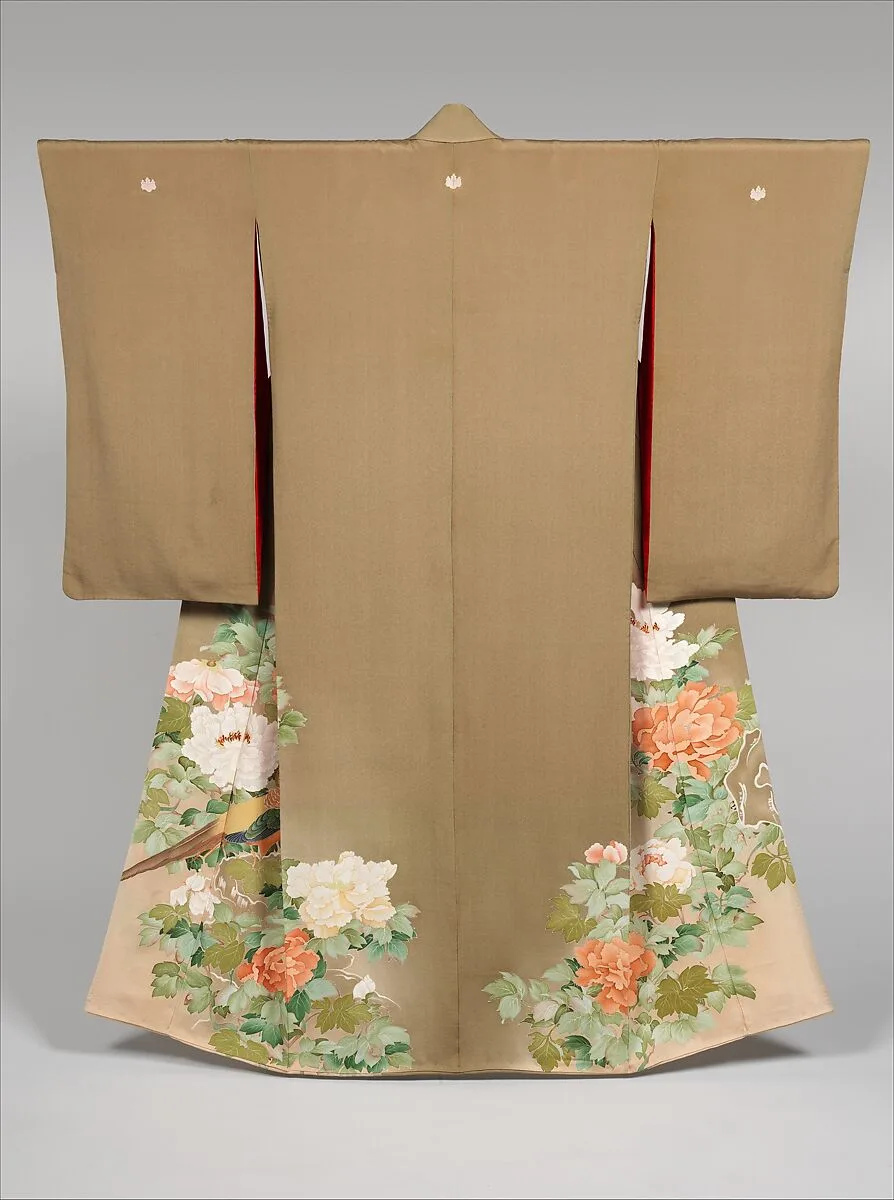 朽葉縮緬地牡丹雉子模様着物|Kimono with Pheasants amid Peonies — Unknown