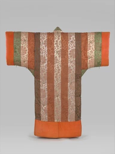 白綸子地牡丹縞模様夜着|Kimono-shaped Comforter (Yogi) with Peonies and Stripes